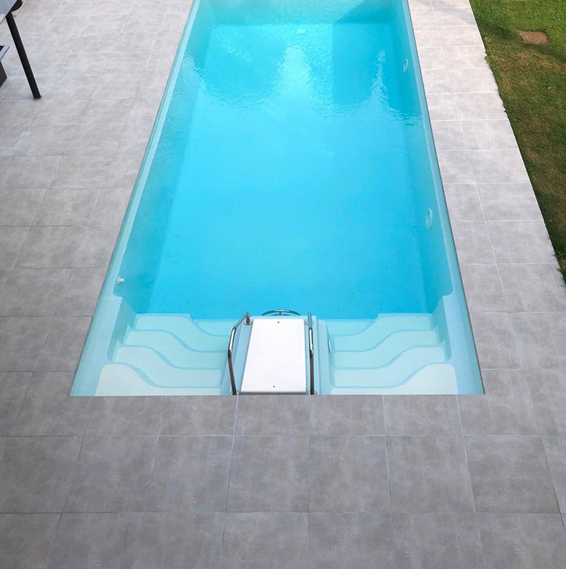 strak modern terras met grote grijze betonlook tuintegels