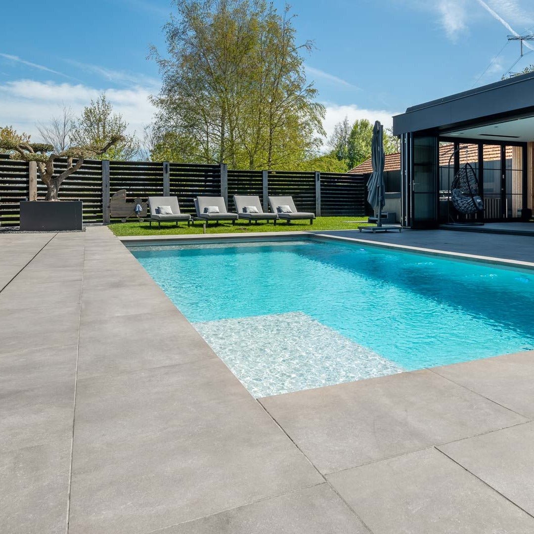 modern terras met grote grijze keramische tuintegels van 90x90 cm