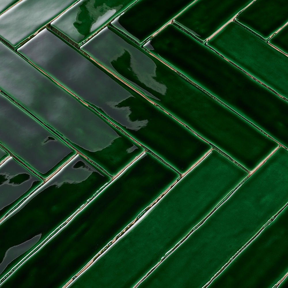 groene kitkat mozaiek achterwand in moderne witte keuken