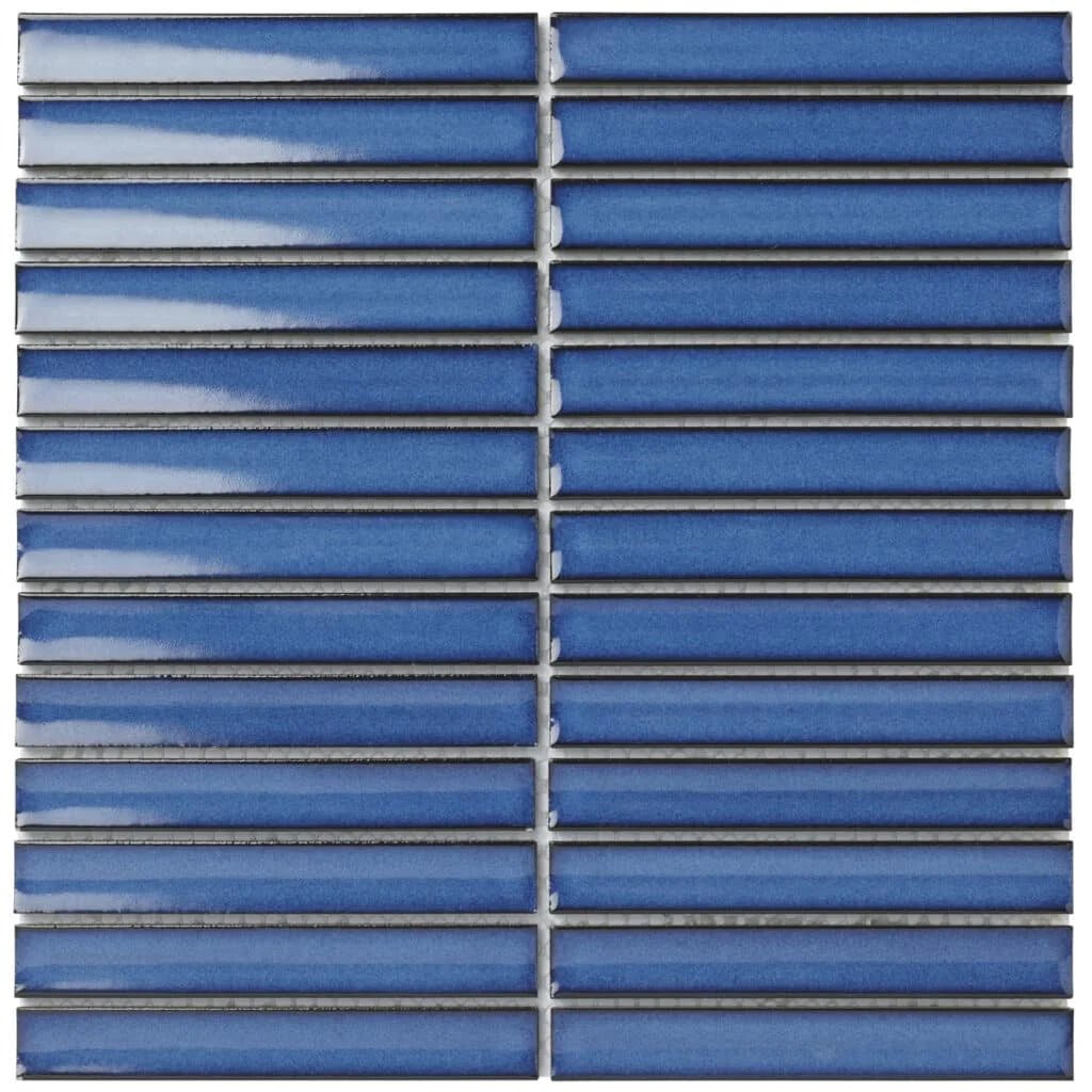 Blauw glasmozaïek op een wand in een luxe stoomsauna