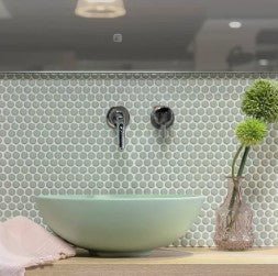 Luxe badkamer met beige marmerlook wandtegels en een gouden kraan
