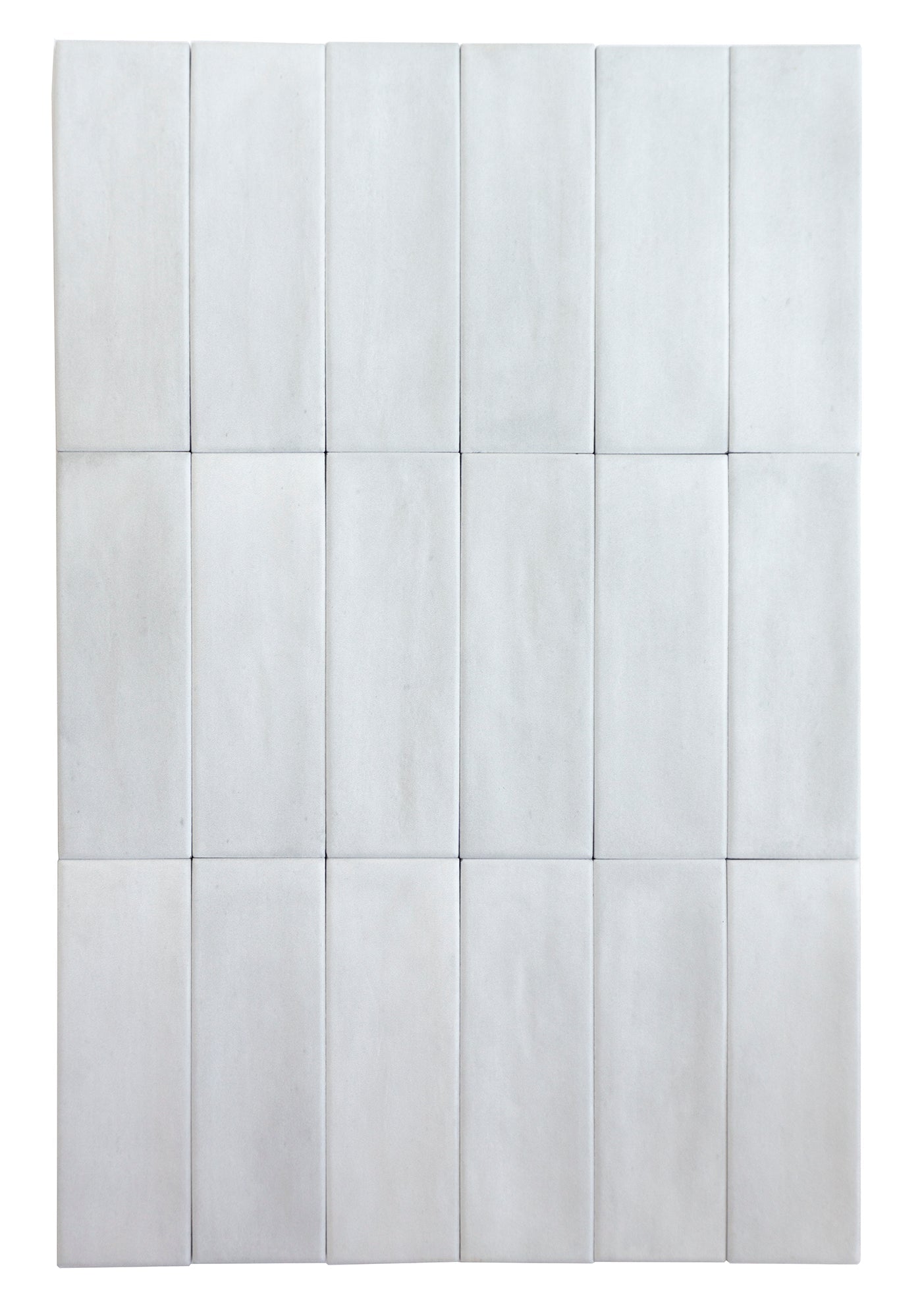 grijze betonlook tegels toilet achterwand