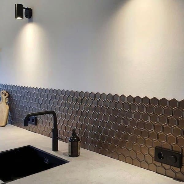 groene handvorm wandtegels in visgraat patroon keuken