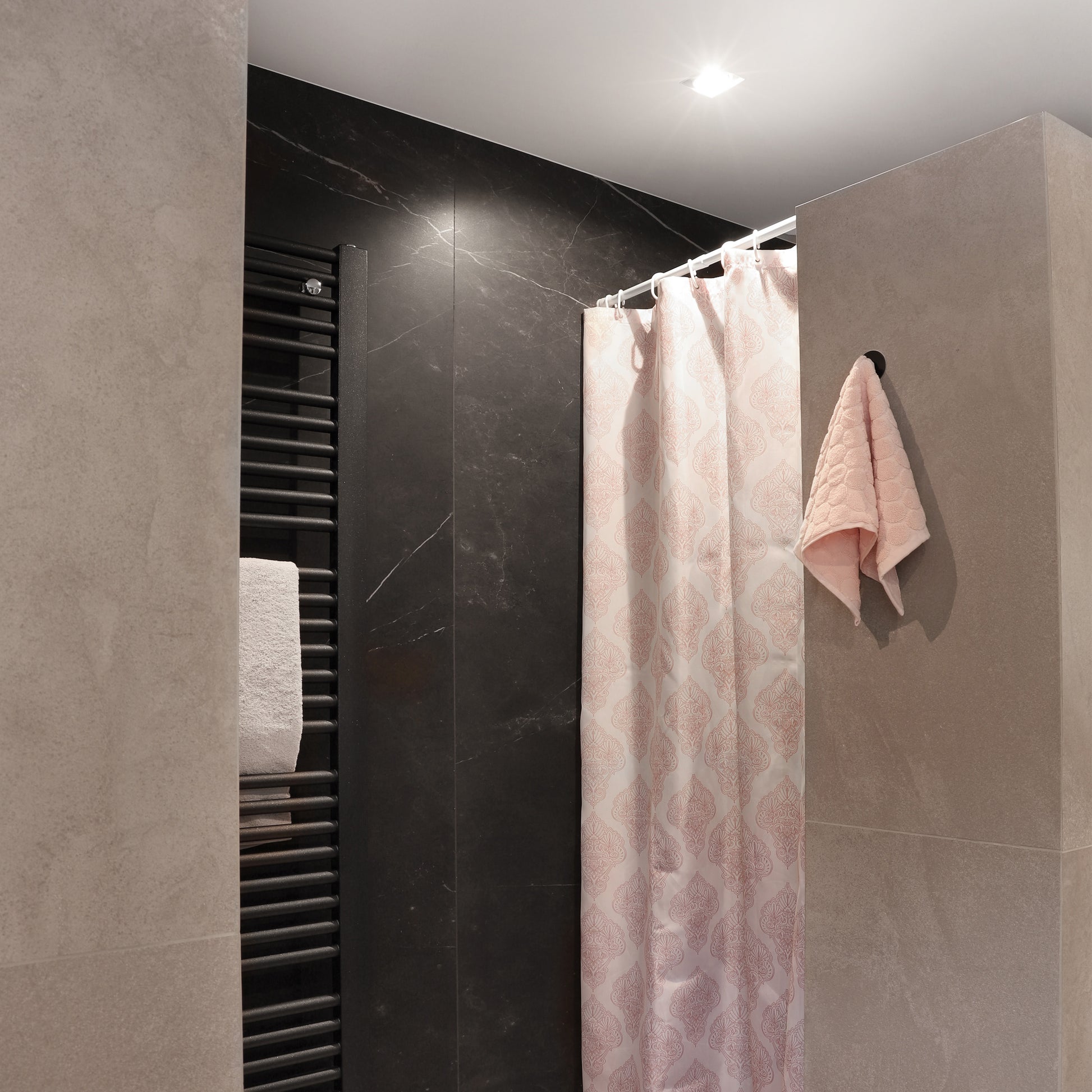 Differnz Boho douchegordijn 100% polyester - verzwaarde onderzoom - 180 x 200 cm - pink - Mozaiektegel.com