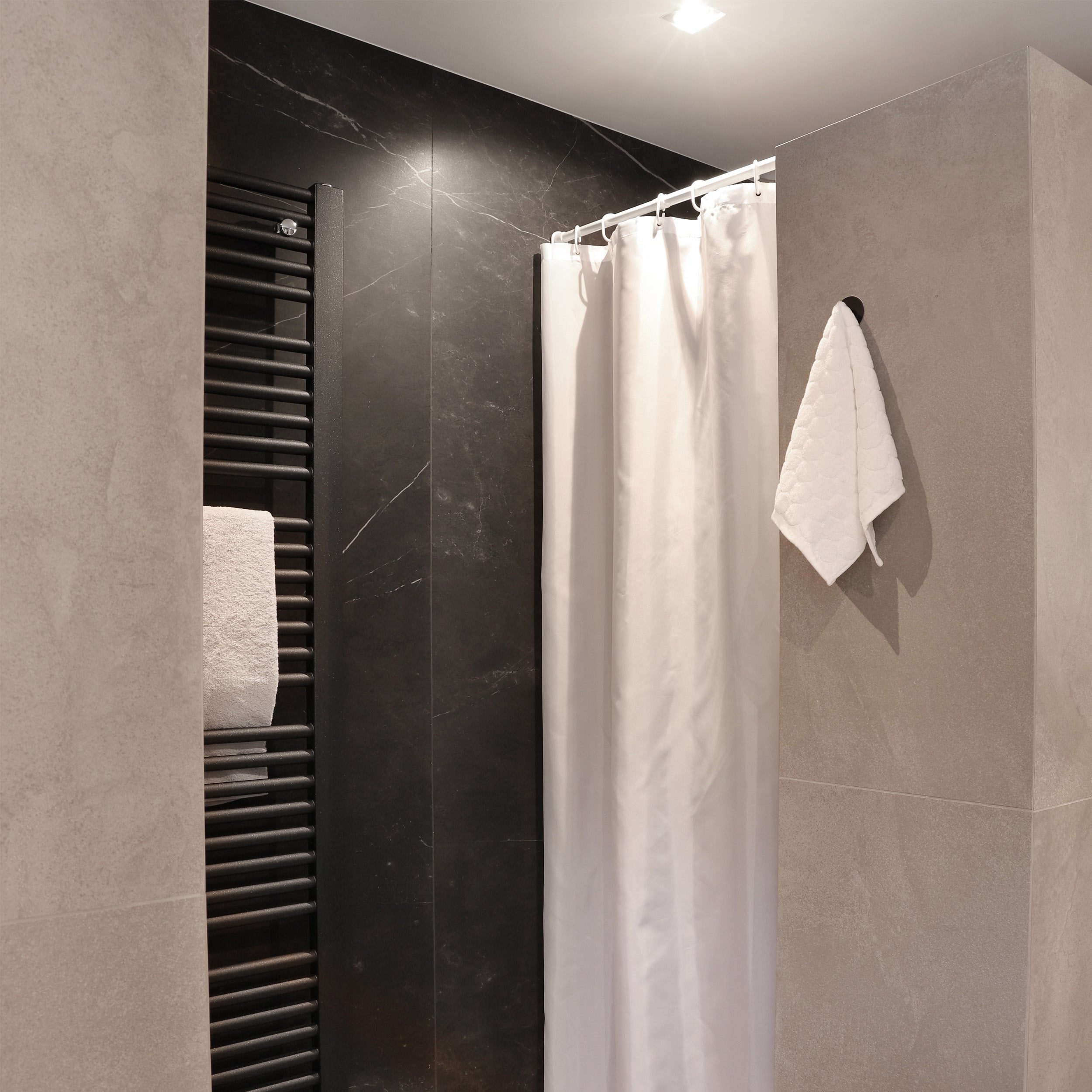 Differnz Color douchegordijn 100% polyester - verzwaarde onderzoom - 120 x 200 cm - wit - Mozaiektegel.com