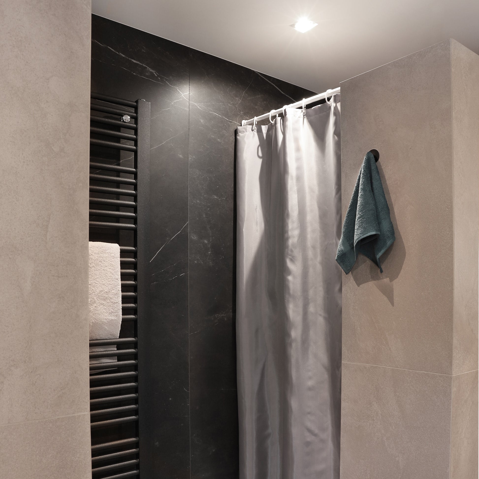 Differnz Color douchegordijn 100% polyester - verzwaarde onderzoom - 180 x 200 cm - grijs - Mozaiektegel.com