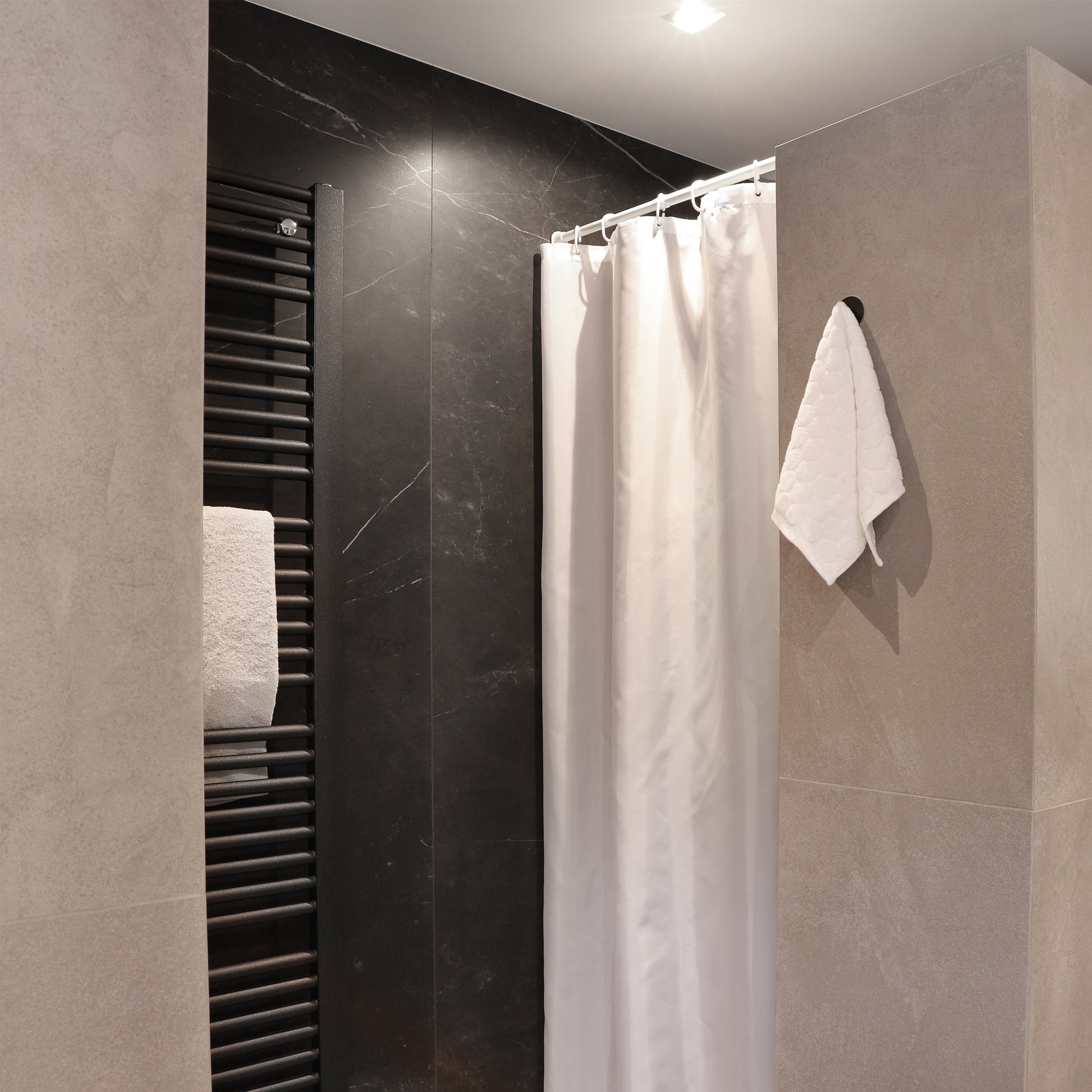 Differnz Color douchegordijn 100% polyester - verzwaarde onderzoom - 240 x 200 cm - wit - Mozaiektegel.com