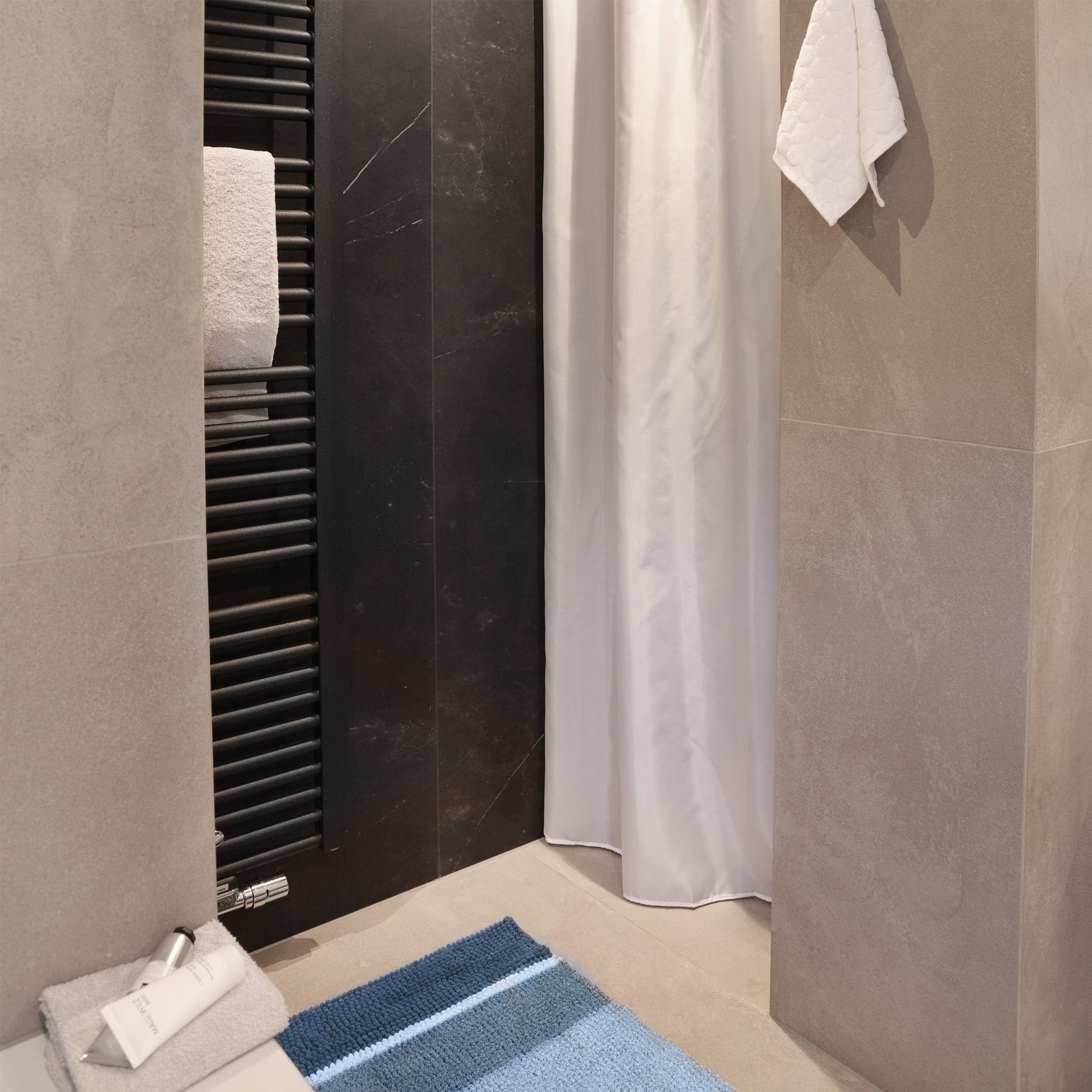 Differnz Fading badmat 100% microfiber - geschikt voor vloerverwarming - 60 x 90 cm - blauw - Mozaiektegel.com