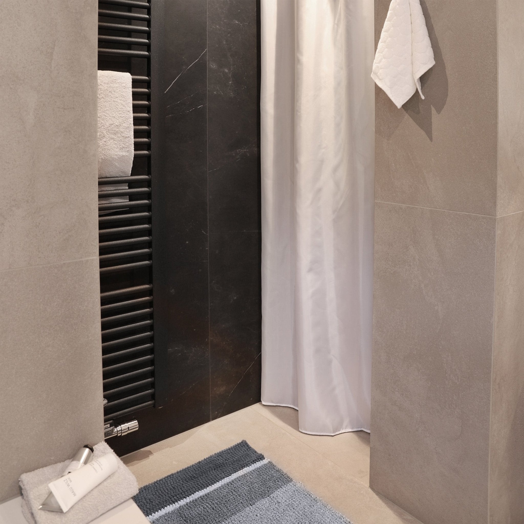 Differnz Fading badmat 100% microfiber - geschikt voor vloerverwarming - 60 x 90 cm - grijs - Mozaiektegel.com