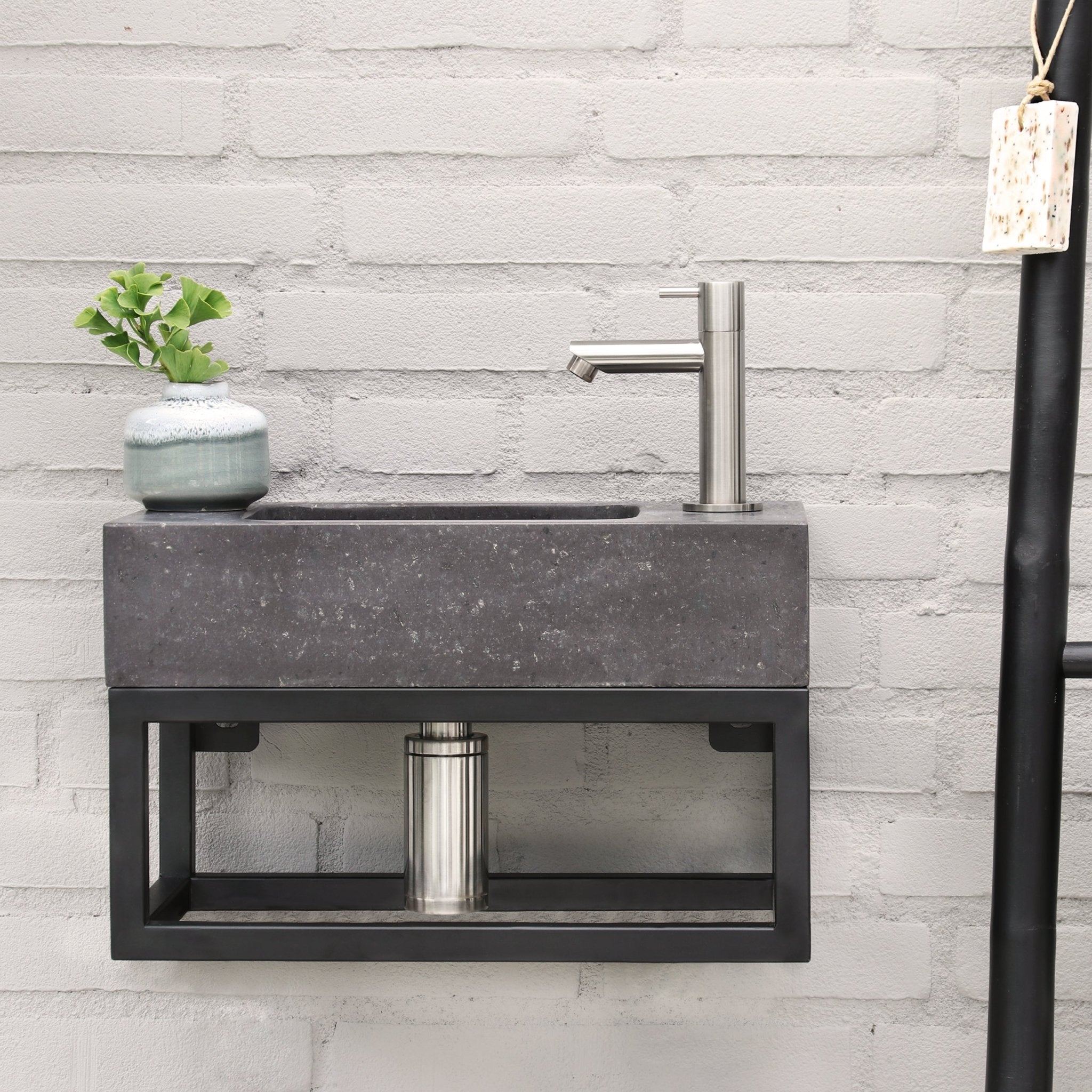 Differnz fonteinset bombai black - natuursteen - kraan recht - met handdoekrek - 40 x 22 x 9 cm - mat chroom - Mozaiektegel.com