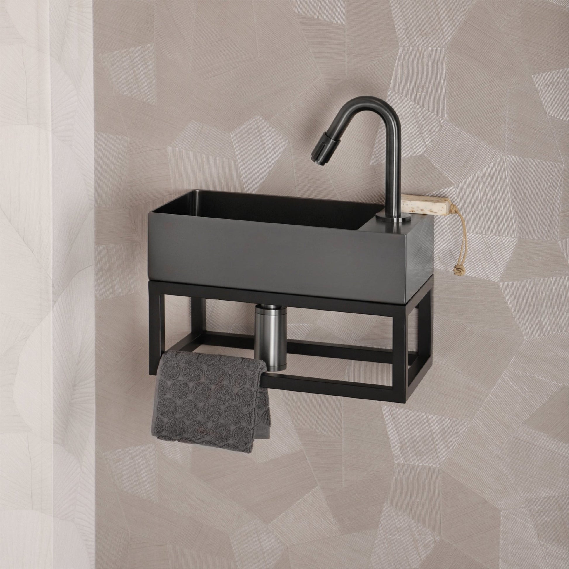 Differnz handdoekhouder voor fontein | mat zwart | 38.5 x 18.5 x 15.5 cm - Mozaiektegel.com