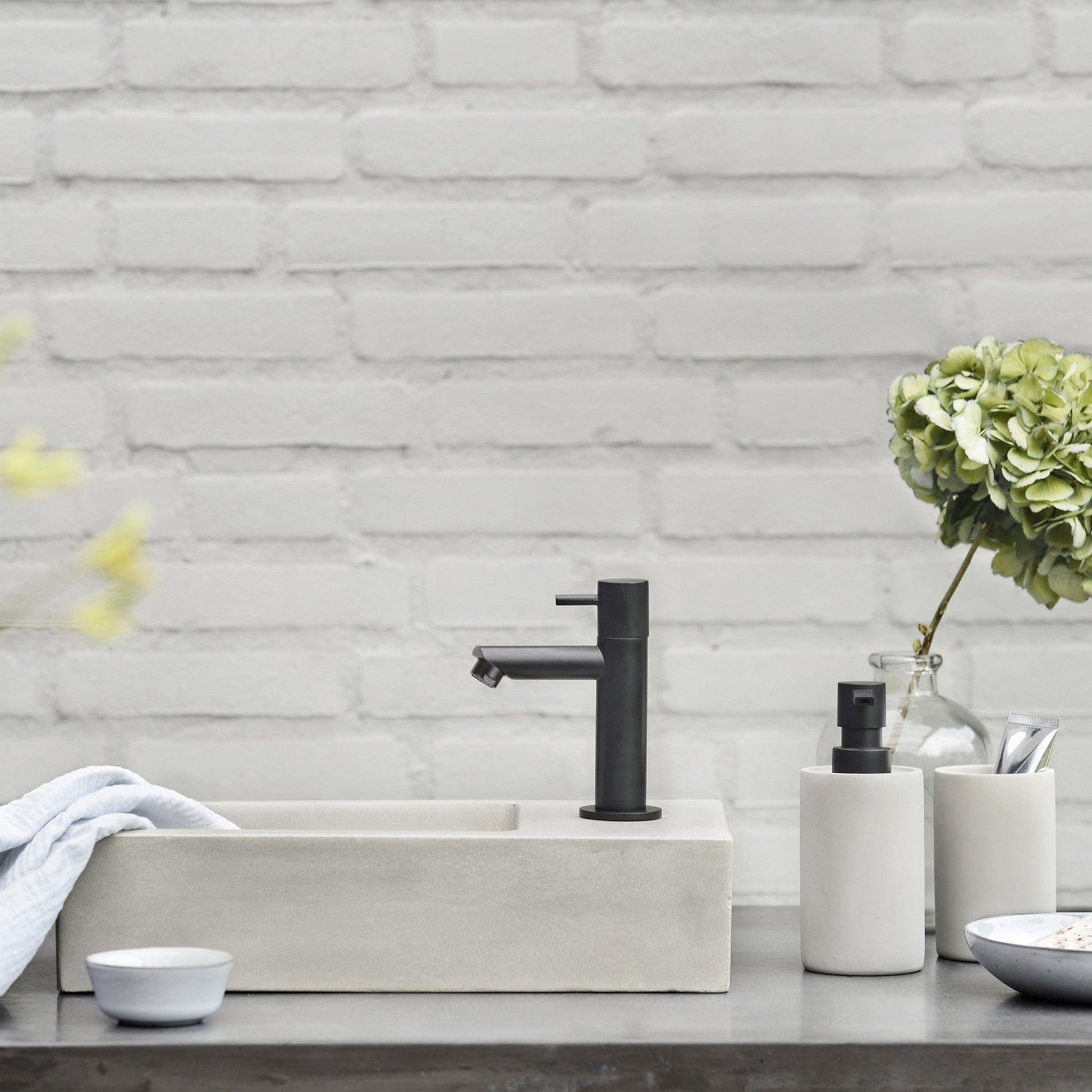 Differnz koudwaterkraan recht - mat zwart - Mozaiektegel.com