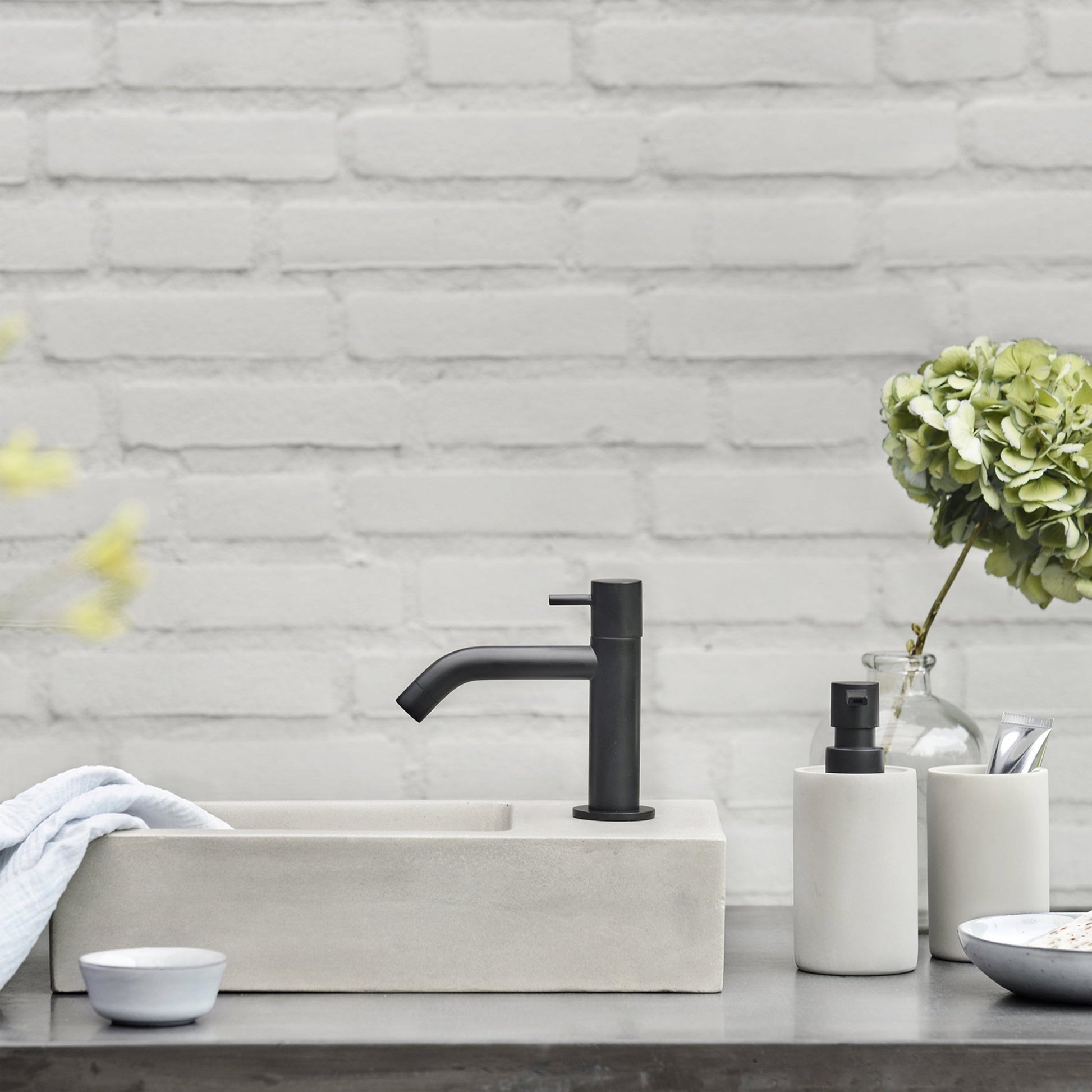 Differnz Ravo fonteinset beton lichtgrijs - kraan gebogen - 38.5 x 18.5 x 9 cm - mat zwart - Mozaiektegel.com