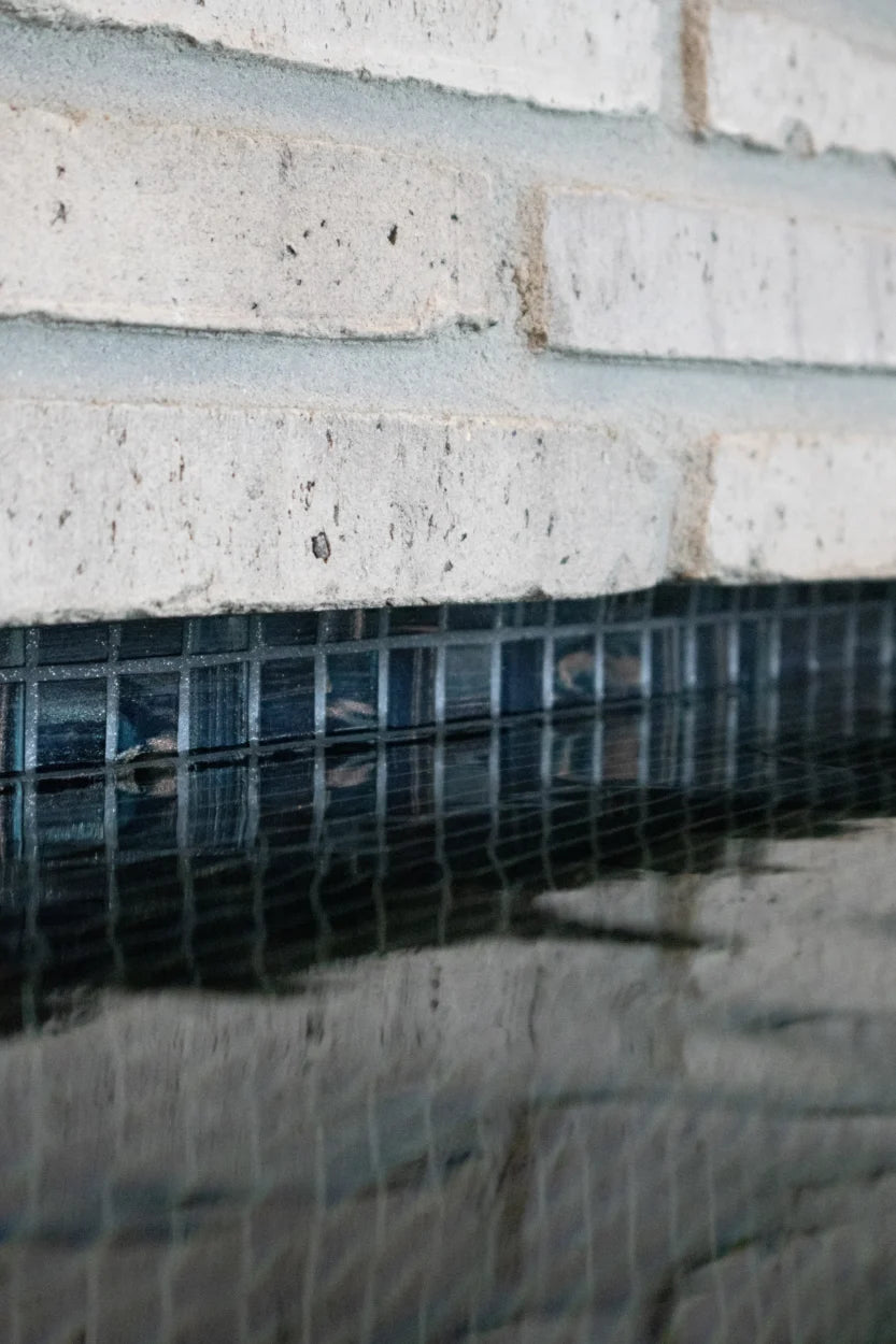 The Mosaic Factory Amsterdam Mozaiek Tegel Vierkant - Donker blauw Glas Goud Serie 322x322 mm, zwembad rand