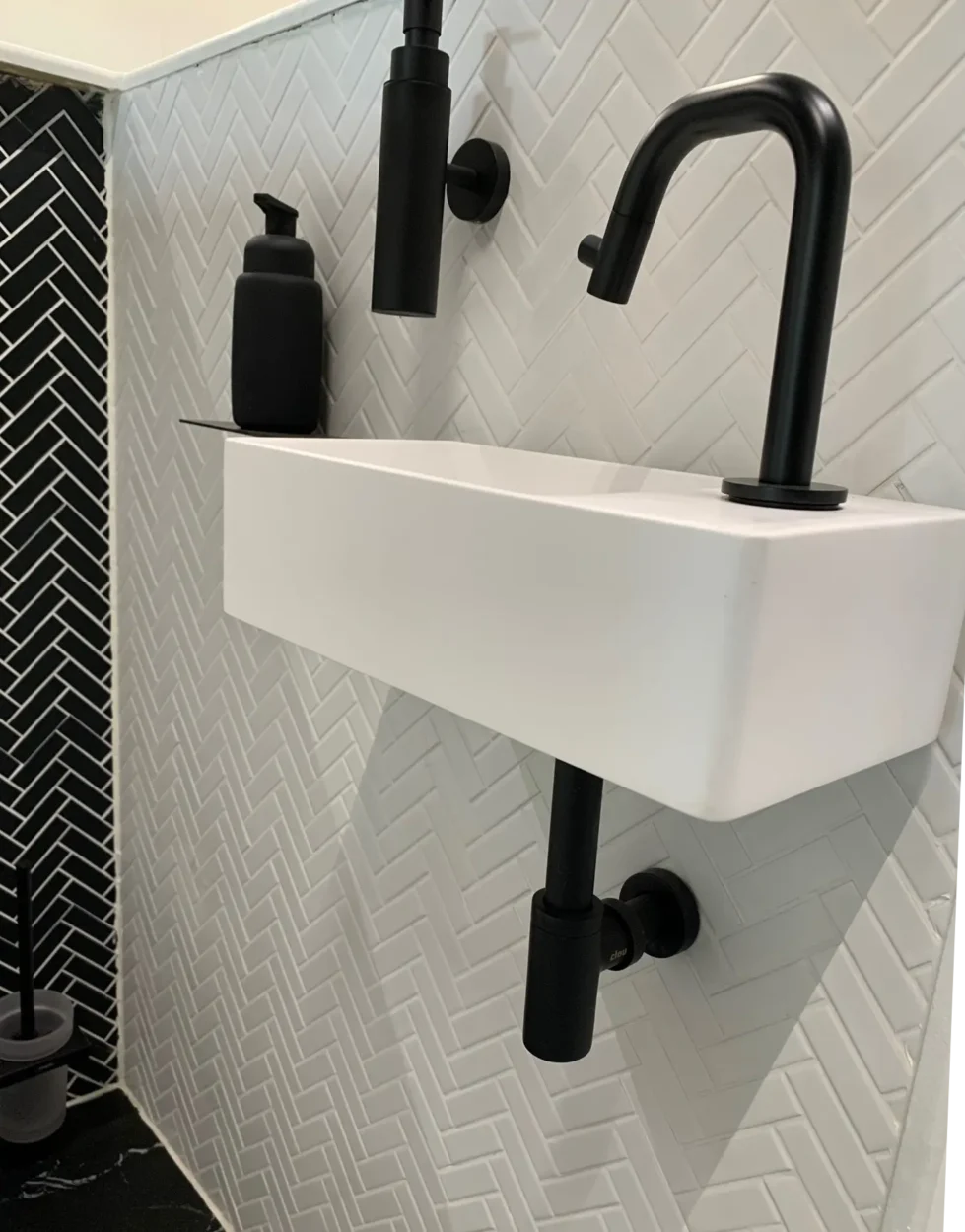 The Mosaic Factory Paris Mozaiek Tegel Visgraat - Extra Wit Porselein Geglazuurd 247x318 mm, wc kraan