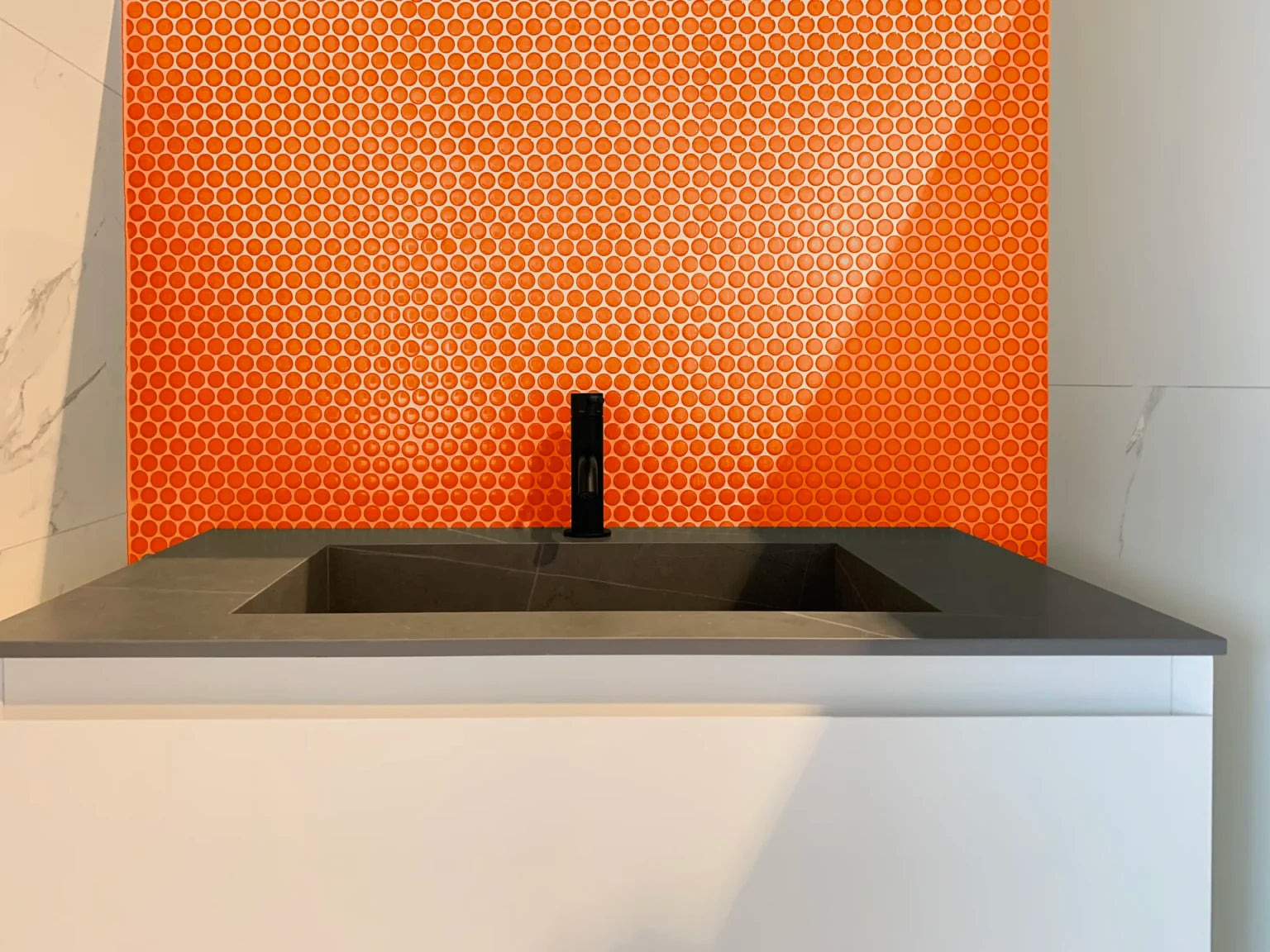 The Mosaic Factory Venice Pennyround Mozaiek Tegel Rond - Oranje Porselein Geglazuurd 315x294 mm, wasbak