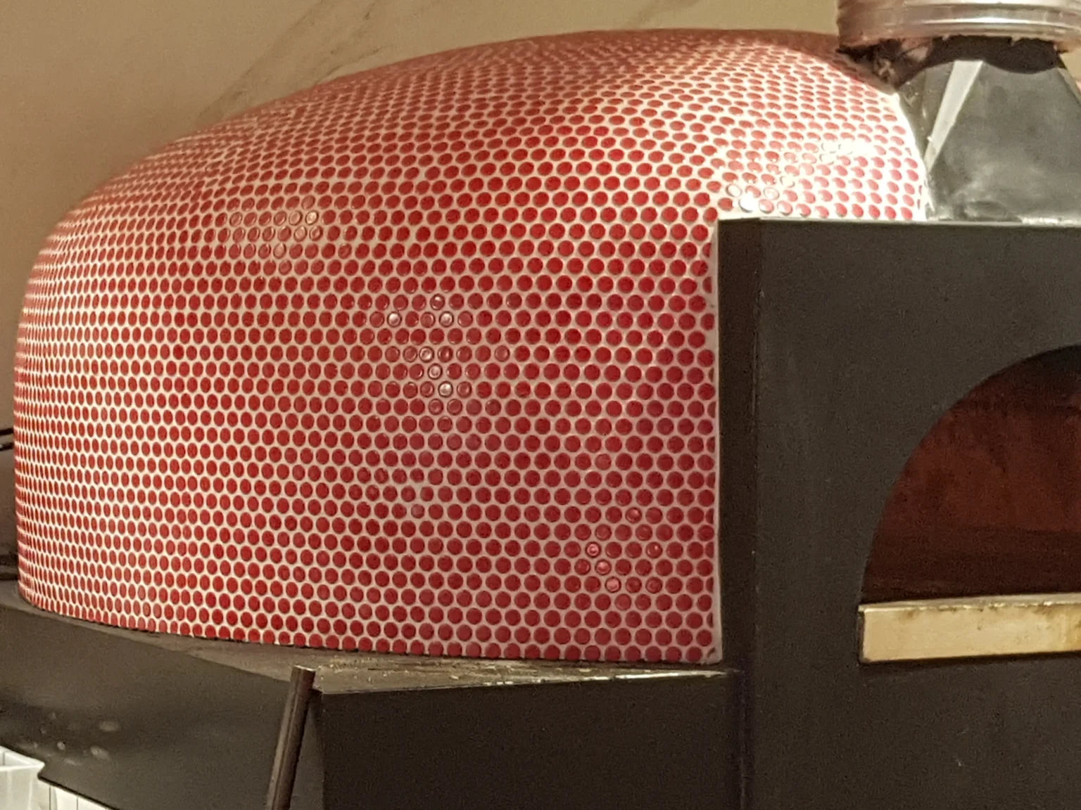 The Mosaic Factory Venice Pennyround Mozaiek Tegel Rond - Rood Porselein Geglazuurd 315x294 mm, close up pizza oven