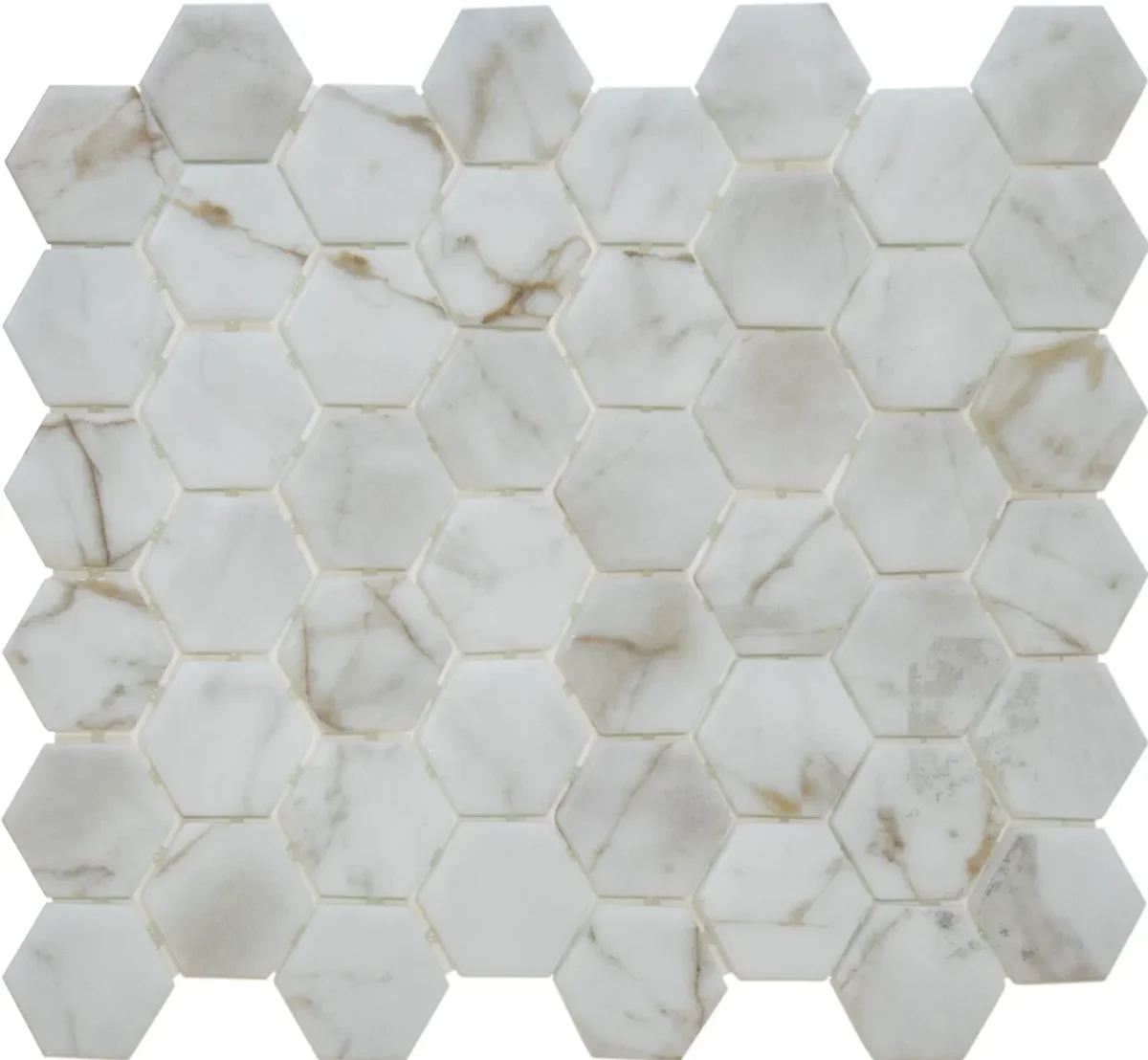 Witte marmer tegels in hexagon vorm, geprint op gerecycled glas